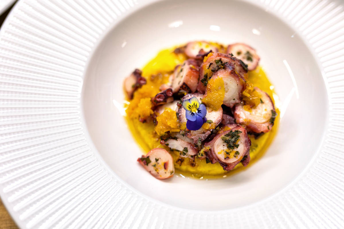 toli nuo klasikos kaledos